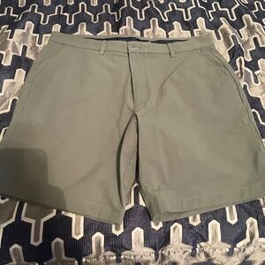 Vineyard Vines Shorts - Size 35